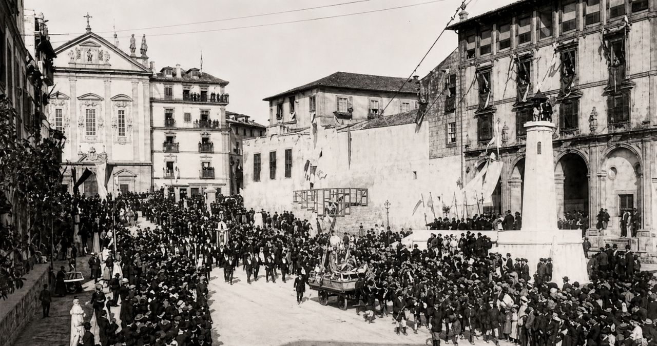 Fotografia histórica em preto e branco mostra grande multidão reunida diante do Mosteiro de São Bento de Avé-Maria, com edifícios antigos ao redor.