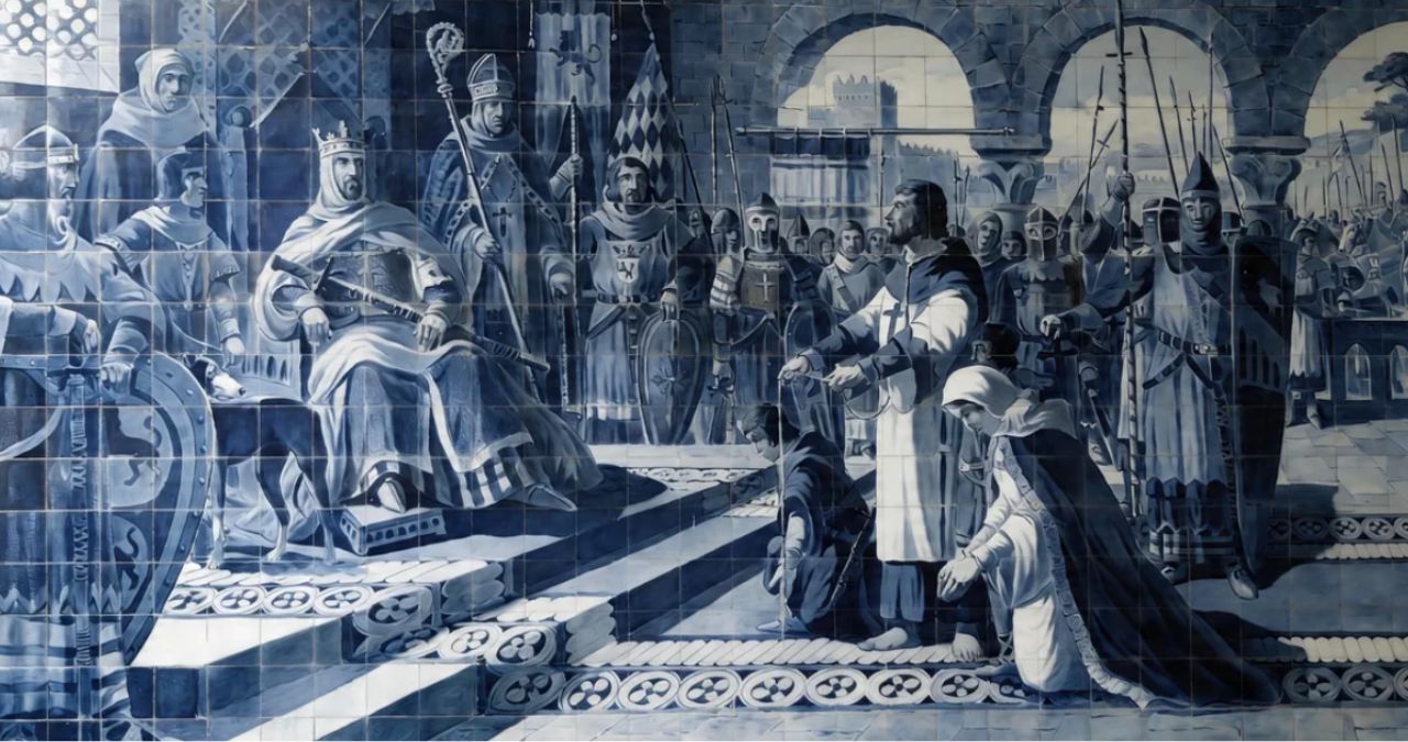 Um detalhado painel de azulejos azuis e brancos, criado por Jorge Colaço, representando uma cena histórica medieval. À esquerda, um rei coroado senta-se num trono elevado, rodeado por conselheiros e guardas. Um cão está aos seus pés. À direita, um homem de pé apresenta dois jovens ajoelhados, um rapaz e uma rapariga, a um monge que lhes dá a bênção. No fundo, vê-se um castelo e um exército de lanceiros sob arcadas de pedra.