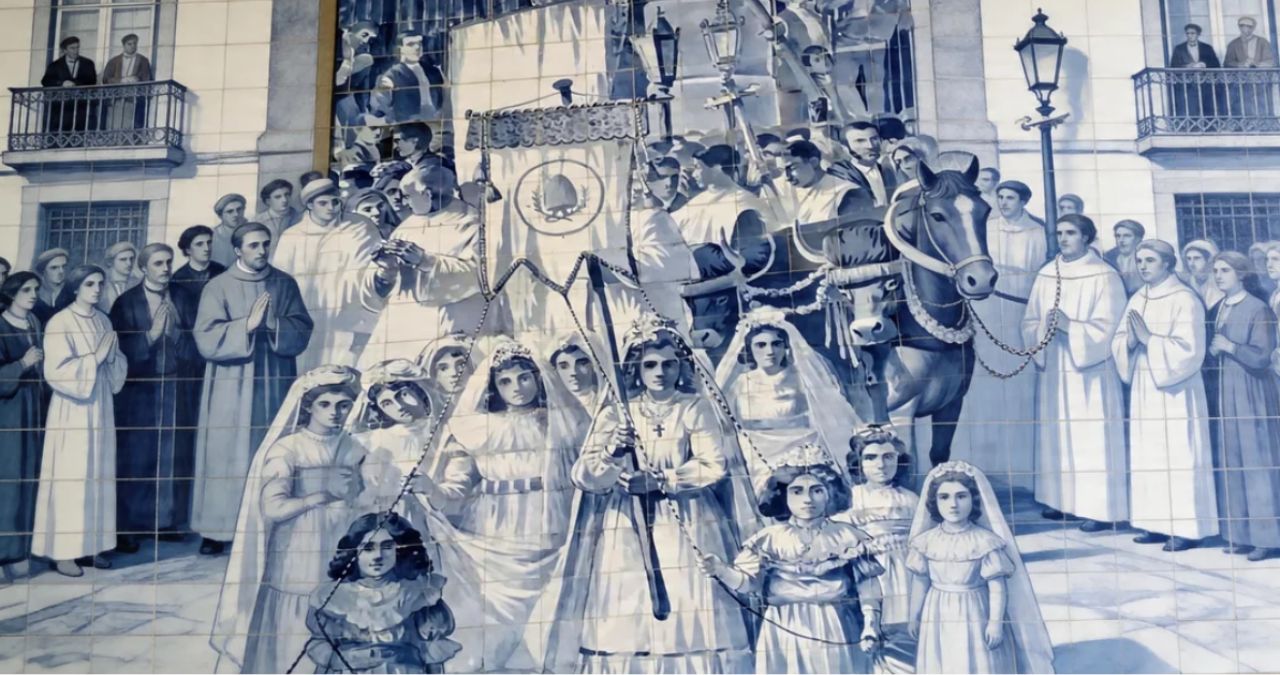 Mural em azulejos azuis e brancos exibindo uma procissão com mulheres de branco, clérigos e um cavalo adornado em detalhe.