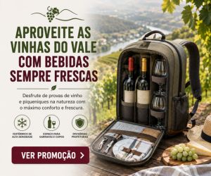 Banner publicitário com mochila térmica aberta em mesa de madeira ao ar livre, contendo garrafas de vinho, copos e acessórios de piquenique com fundo de vinhedos e colinas.