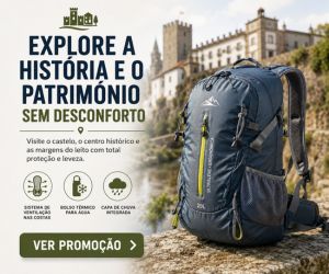 Banner publicitário com mochila de caminhada ergonómica azul de vinte litros em destaque sobre mureta de pedra, com o castelo e o centro histórico de fundo, evidenciando características de ventilação, bolso térmico e capa de chuva.