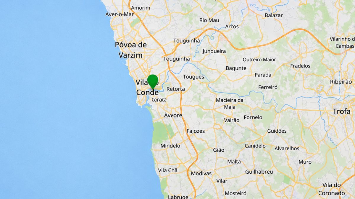 Um mapa digital focado no litoral norte de Portugal que mostra as estradas e os nomes das freguesias ao redor de Vila do Conde com um marcador verde na cidade.
