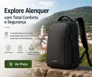 Mochila de viagem preta antifurto e impermeável em primeiro plano com vista panorâmica do centro histórico e das colinas de Alenquer.