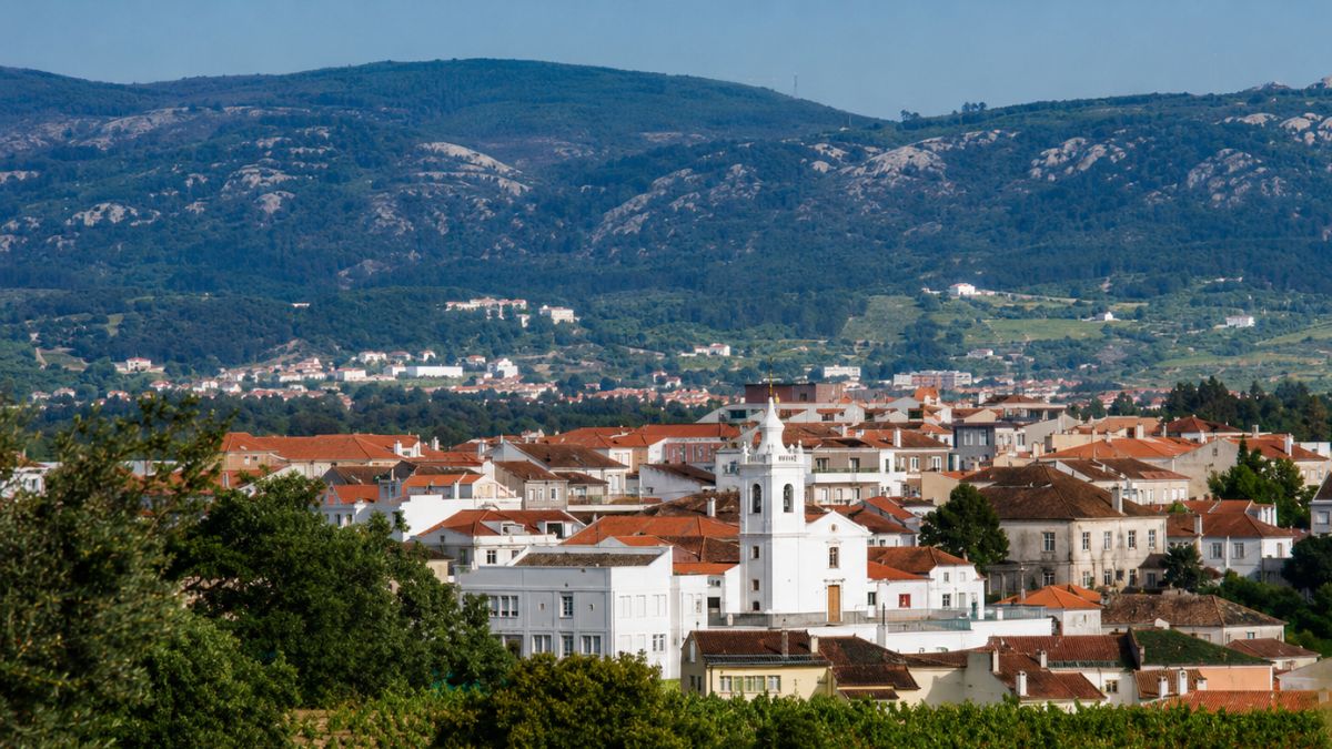 Vista panorâmica do município de Cadaval com suas habitações tradicionais integradas à natureza regional e à Serra de Montejunto ao fundo.