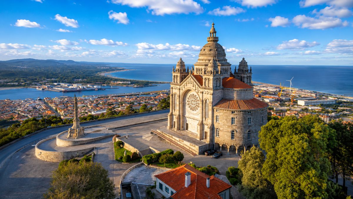 Fotografia aérea do Santuário de Santa Luzia em Viana do Castelo, exibindo a arquitetura da basílica e a vista panorâmica do mar.