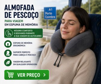 Mulher a relaxar no banco de um autocarro a usar uma almofada de pescoço em espuma de memória cinzenta enquanto viaja na autoestrada.