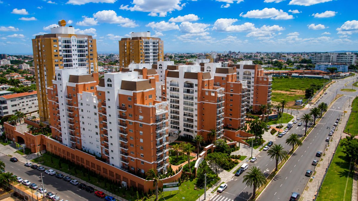 Vista aérea de condomínio residencial de prédios modernos com varandas e palmeiras ao longo de avenida arborizada no Porto