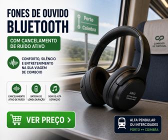 Fones de ouvido Bluetooth pretos com cancelamento ativo de ruído assentes na mesa de um comboio com vista para a janela.