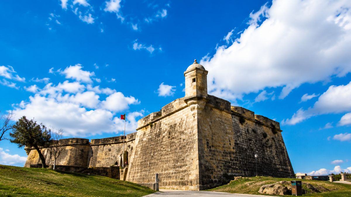 Forte de São Francisco Xavier conhecido como Castelo do Queijo exibindo muralhas de pedra e guarita sob céu azul no Porto