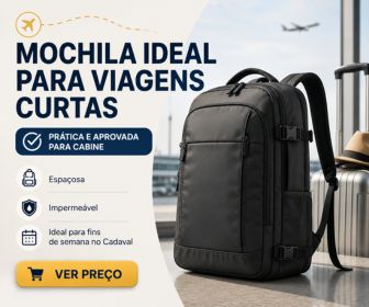 Mochila de viagem preta ao lado de uma mala no aeroporto com um banner promocional sobre viagens curtas.