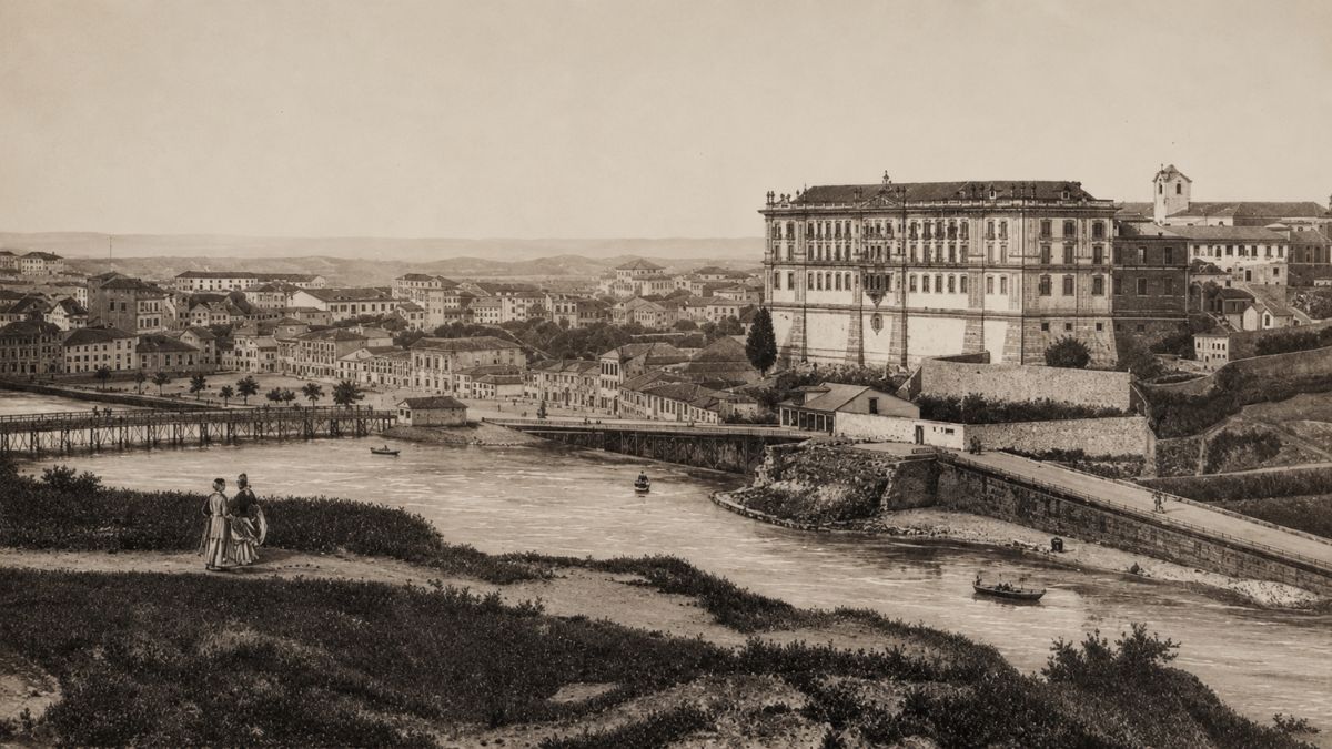 Fotografia antiga em tom sépia mostrando o Mosteiro de Santa Clara no topo da colina e o Rio Ave com barcos em Vila do Conde.
