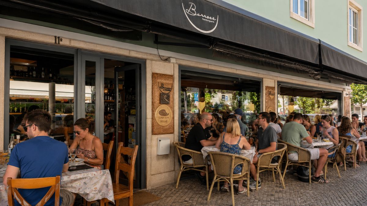 Clientes almoçando na esplanada coberta do restaurante de carnes Barrosã em Alvalade perto do Aeroporto de Lisboa.