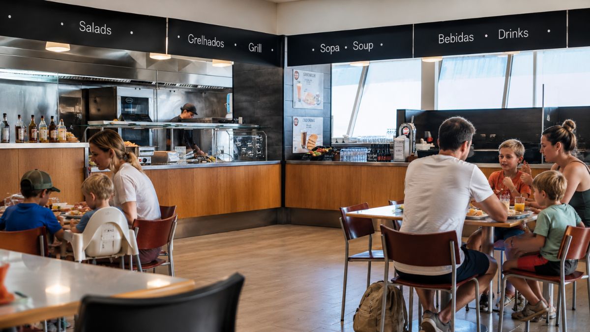 Famílias fazendo refeições no restaurante estilo buffet LaPausa no Terminal 1 do Aeroporto de Lisboa.