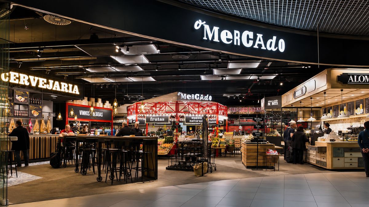 Espaço gastronômico O Mercado no Terminal 1 do Aeroporto de Lisboa oferecendo cervejaria, sucos e refeições rápidas.