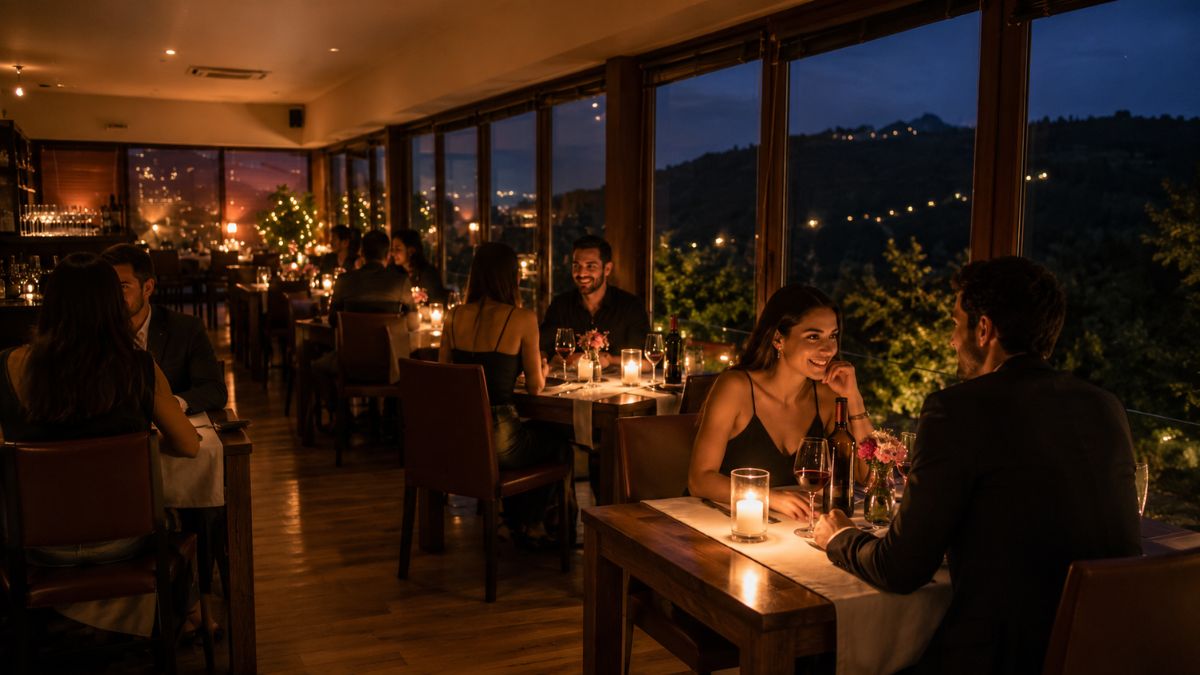 Casais jantando à luz de velas em um restaurante elegante com janelões de vidro e vista panorâmica em Coimbra, Portugal.