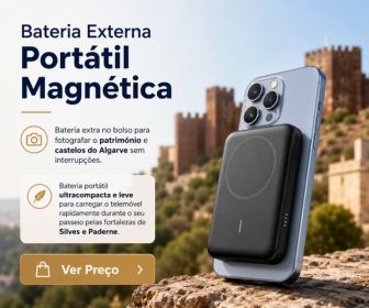 Um telemóvel azul com uma bateria externa portátil magnética preta acoplada na parte traseira está apoiado numa mureta de pedra com o castelo de Silves ao fundo. Do lado esquerdo da imagem, surgem textos explicativos, ícones informativos de câmara e leveza, além de um botão dourado de chamada de ação com o texto ver preço.