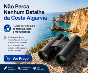 Um par de binóculos pretos de alta definição apoiado numa rocha com vista para as falésias e mar azul da costa do Algarve.
