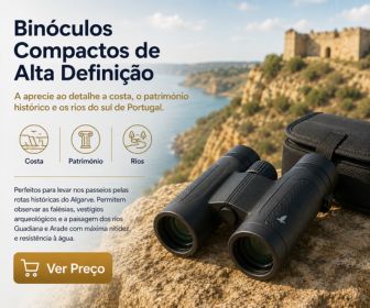Um par de binóculos pretos compactos e a sua bolsa de transporte estão dispostos sobre uma rocha num penhasco com vista para o mar e uma fortificação histórica ao fundo. No lado esquerdo da imagem, sobressaem os textos promocionais em destaque, ícones representativos da costa, património e rios, e um botão dourado de chamada de ação com o texto ver preço.