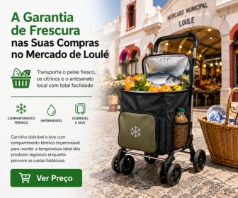 Carrinho de compras dobrável com bolsa térmica preta e verde contendo peixe fresco e laranjas em frente ao Mercado Municipal de Loulé.