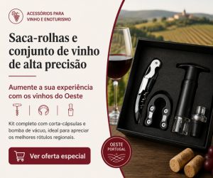 Banner publicitário de um conjunto de acessórios para vinho com saca-rolhas, corta-cápsulas e bomba de vácuo sobre fundo de vinhas do Oeste.