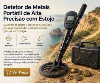 Um detetor de metais preto dobrável e um estojo rígido de transporte estão sobre uma rocha com moedas antigas ao lado, tendo como fundo o mar e as falésias do Algarve. Do lado esquerdo, sobressaem os textos promocionais em destaque, os ícones de alta precisão, impermeabilidade e portabilidade, além de um botão dourado com a indicação para ver o preço.