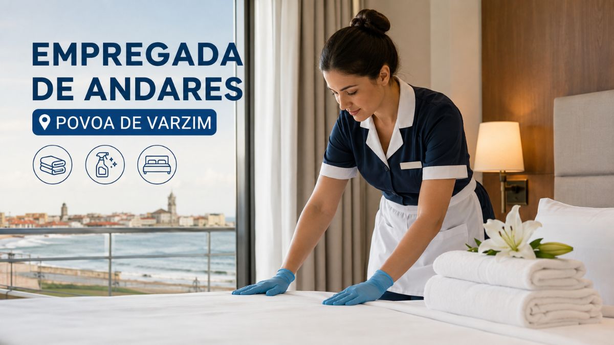 Empregada de andares a arrumar a cama num quarto de hotel com vista para a costa da Póvoa de Varzim.