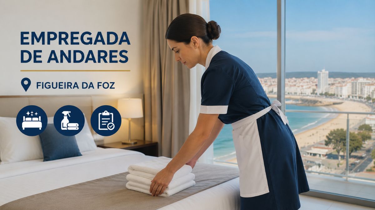 Empregada de andares vestida de uniforme azul e avental branco a dobrar toalhas limpas sobre uma cama num quarto de hotel com vista para a praia da Figueira da Foz.
