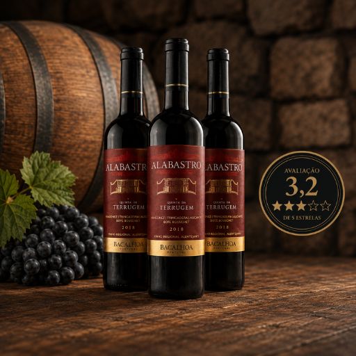 Três garrafas do vinho tinto Alabastro IG Alentejano 2018 sobre uma mesa de madeira rustica com barril de carvalho e uvas ao fundo com selo de avaliação de 3,2 estrelas.
