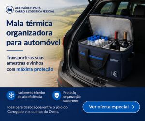 Banner publicitário de uma mala térmica organizadora para automóvel aberta na bagageira com garrafas de vinho e amostras.