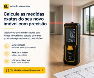 Um medidor laser de distâncias digital com detalhes amarelos e pretos pousado num chão de madeira dentro de uma sala espaçosa e iluminada. O dispositivo projeta um feixe laser vermelho na parede ao fundo e exibe medições numéricas no ecrã digital. Na parte inferior, encontra-se uma planta arquitetónica em papel. À esquerda da imagem, há um texto promocional em português destacando o cálculo de áreas e volumes, a portabilidade e a precisão do aparelho, com um botão amarelo para 'Ver Medidores Laser Disponíveis'.