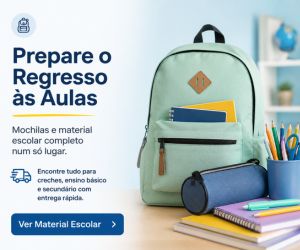 Uma mochila escolar verde clara pousada numa mesa de madeira ao lado de cadernos, estojo azul, lápis de cor e marcadores num copo azul. Na parte esquerda da imagem, lê-se o texto publicitário em português 'Prepare o Regresso às Aulas' e 'Mochilas e material escolar completo num só lugar', com destaque para entregas rápidas para creches, ensino básico e secundário, além de um botão azul com a indicação 'Ver Material Escolar'.