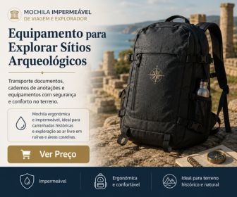 Mochila impermeável preta de explorador sobre rocha antiga com ruínas e mar ao fundo, acompanhada por bloco de notas e bússola.