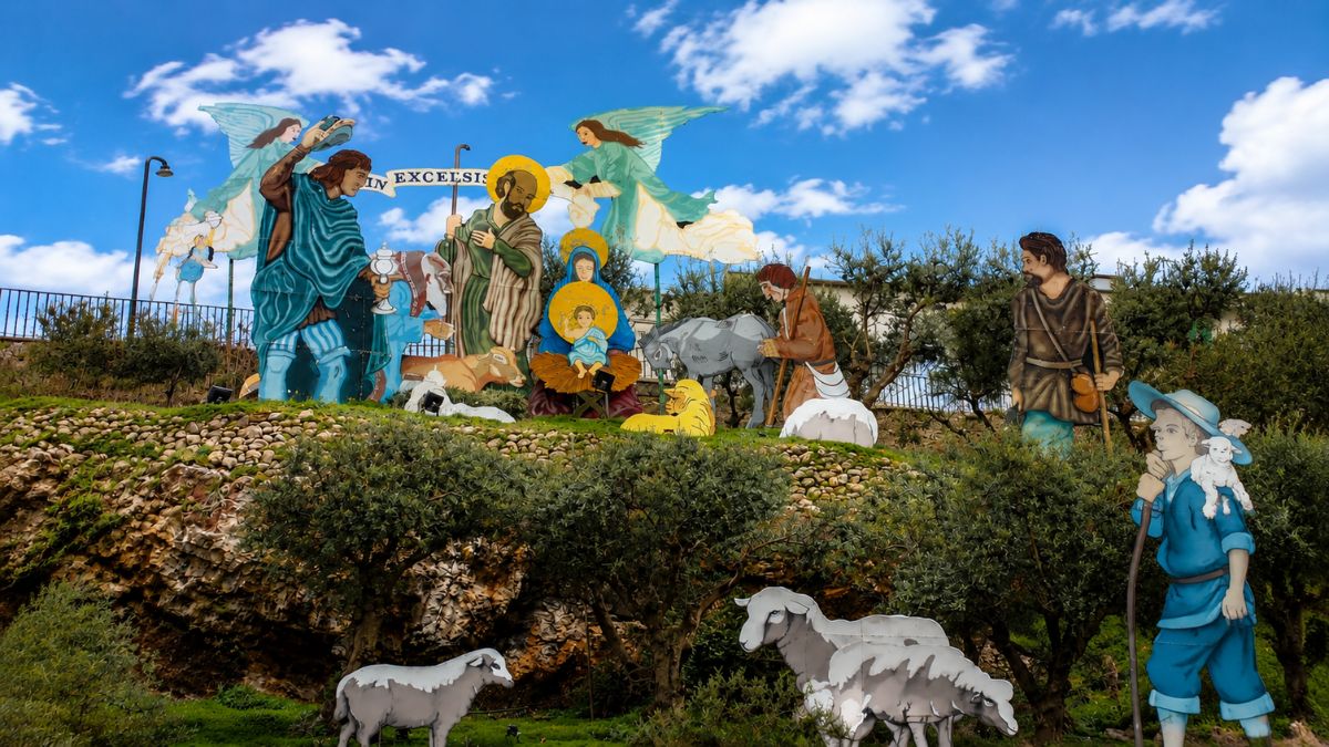 Figuras de grandes dimensões do presépio tradicional de Alenquer instaladas numa encosta ao ar livre com a Sagrada Família, reis magos e pastores.