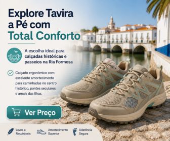 Par de sapatilhas de caminhada bege e azul sobre calçada de pedra com a ponte romana e o rio Gilão ao fundo em Tavira.