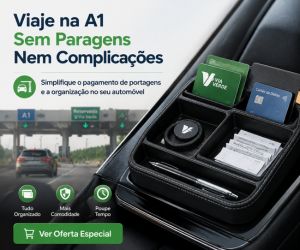Um organizador de consola central de automóvel em pele preta contém um identificador de portagem, cartão de débito, recibos e uma caneta. Ao fundo, observa-se a praça de portagens da autoestrada A1 em Portugal com uma faixa reservada à Via Verde. O anúncio em português apresenta o título "Viaje na A1 Sem Paragens Nem Complicações" e o subtítulo "Simplifique o pagamento de portagens e a organização no seu automóvel". Na parte inferior, existem três ícones com os textos "Tudo Organizado", "Mais Comodidade" e "Poupe Tempo", além de um botão verde com o texto "Ver Oferta Especial".