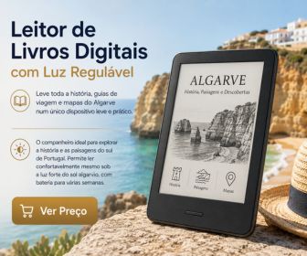 Um leitor de livros digitais preto, com gotas de água na moldura e na tela, está apoiado numa mesa de madeira numa praia de falésias no Algarve. O eReader exibe a capa de um livro com o título "ALGARVE" e uma ilustração de uma vila na falésia. No lado esquerdo, texto promocional e ícones destacam as vantagens do eReader para viagens, luz regulável e bateria. Um chapéu de palha e óculos de sol estão próximos ao dispositivo.